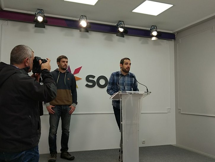 Compains comparece en la sede de Sortu anunciar el archivo. (@aritzintxusta)