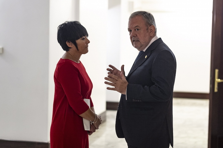 Maddalen Iriarte y Pedro Azpiazu conversan en el Parlamento. (Jaizki FONTANEDA/FOKU)