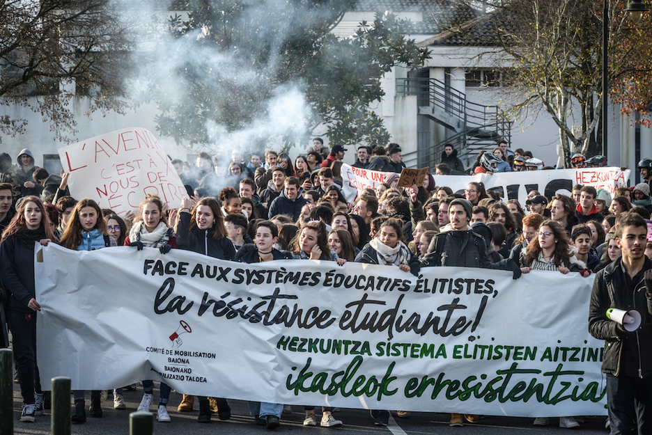 Ikasleak Baionako kaleetan mobilizatu dira gaur goizean. (Isabelle MIQUELESTORENA)