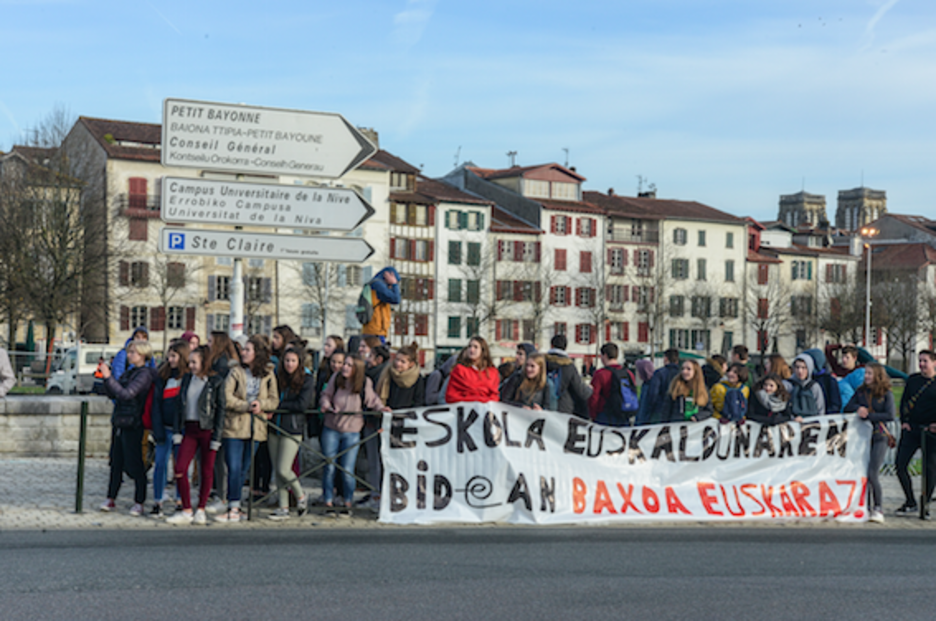 Les lycéens de Bernat Etxepare ont réclamé une nouvelle fois le droit de passer le bac en Basque. ©Isabelle Miquelestorena 