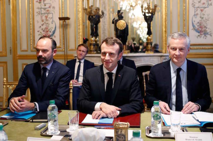 El presidente francés, Emmanuel Macron, flanqueado por el primer ministro, Edouard Philippe y el ministro Bruno Le Maire. (Thibault CAMUS/AFP)