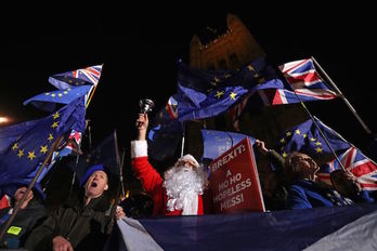 Protesta contra el Brexit, ayer martes ante el Parlamento de Londres. (Daniel LEAL-OLIVAS / AFP) 