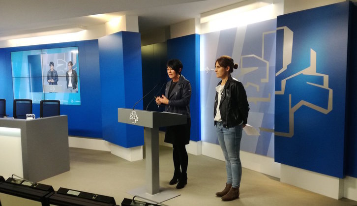 Maddalen Iriarte y Nerea Kortajarena han comparecido tras la última oferta de Lakua. (@Ion_Salgado)