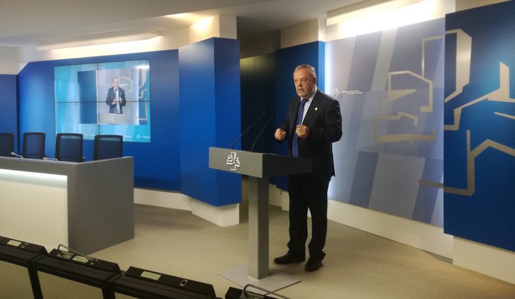 El consejero Pedro Azpiazu, en la comparecencia que ha ofrecido esta tarde. (@Ion_Salgado)