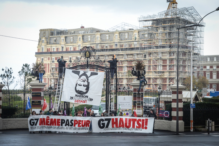 Hotel du Palais-en atarian egin du elkarretaratzea Aitzinak. (Isabelle MIQUELESTORENA)
