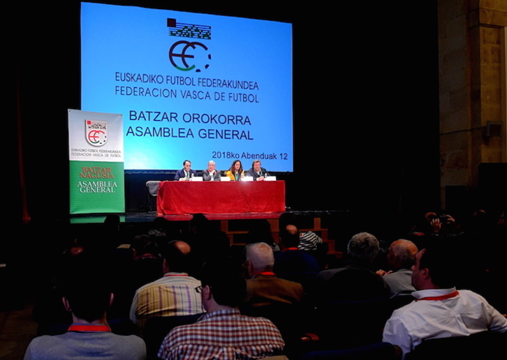 La asamblea general de la Federación Vasca de Fútbol se ha reunido en Durango. (Luis JAUREGIALTZO/FOKU)