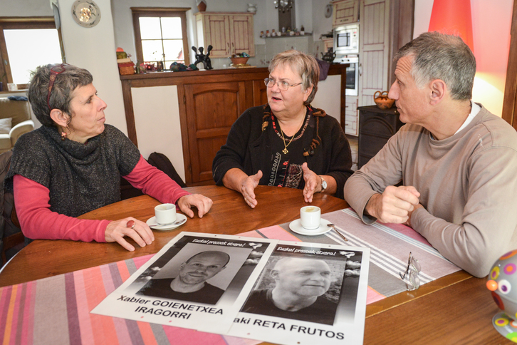 Terexa Lekunberri, Grazi Etxebehere y Jeff Mateo, con las fotos de Reta y Goienetxea. (Isabelle MIQUELESTORENA) 