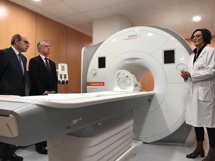 El lehendakari Urkullu, en su visita al Hospital Donostia, junto al consejero de Salud Jon Darpón. (@jdarpon)