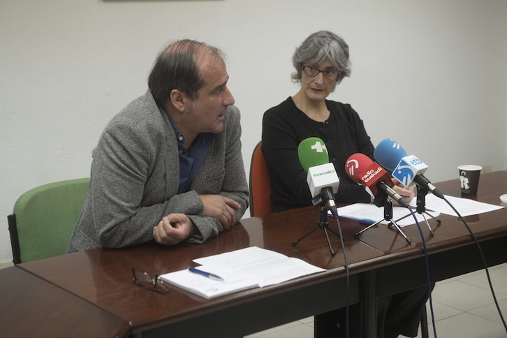 Agus Hernán y Nekane Altzelai, esta mañana en Donostia. (Jon URBE/FOKU)
