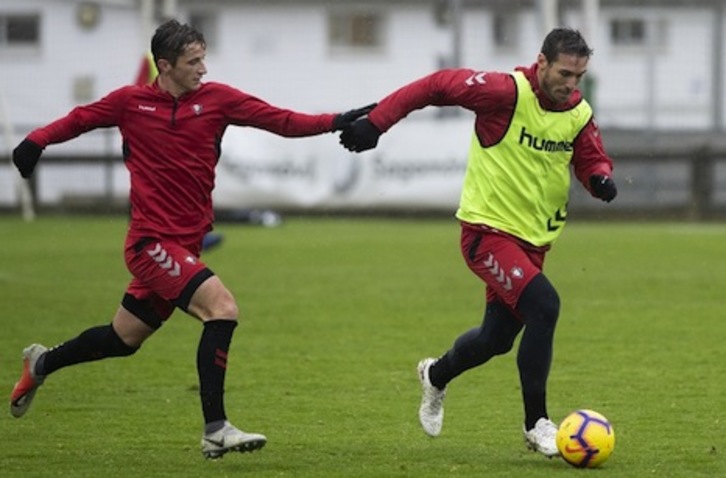 Xisco, a la derecha, en el entrenamiento bajo la lluvia en Taxoare. (OSASUNA)
