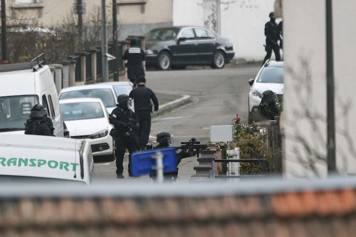 Agentes policiales buscan al autor en el barrio Neudorf de Estrasburgo. (SEBASTIEN BOZON / AFP)