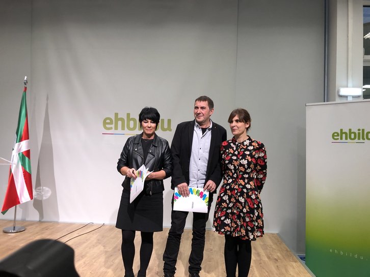 Maddalen Iriarte, Arnaldo Otegi y Nerea Kortajarena han comparecido tras la prórroga de las cuentas de la CAV. (@ibaiazparren)