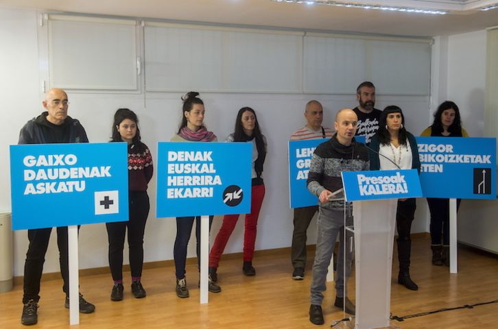 Kalera Kalera dinamikako kideek Bilbon aurkeztu dituzte espetxeetara martxak. (Luis JAUREGIALTZO/FOKU)