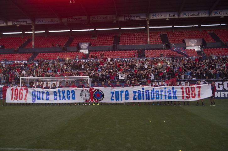 Acto de Indar Gorri junto a jugadores de Osasuna con motivo del 50 aniversario de El Sadar. (Iñigo URIZ / FOKU)