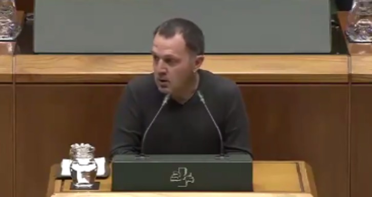 Unai Urruzuno, durante su intervención en la tribuna parlamentaria.