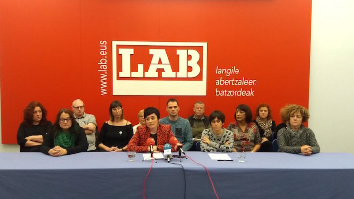 Aurrekontuak erretiratzeko Lakuak hartu duen erabakia baloratzeko agerraldia egin du LABek Bilbon. (LAB)