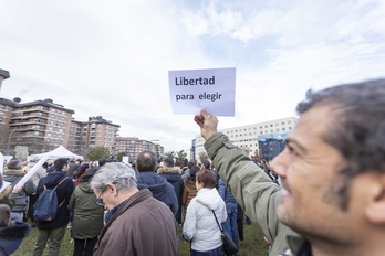 Concentración contra Skolae que ha tenido lugar hoy en el Parque de la Insumisión de Iruñea. (Endika PORTILLO/FOKU)