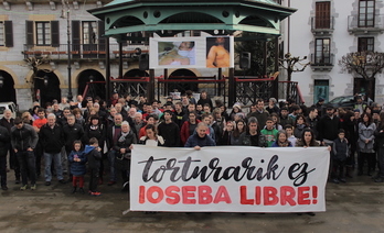 Agerraldi jendetsua egin dute Lesakan Ioseba Iturbideri babesa adierazteko. 