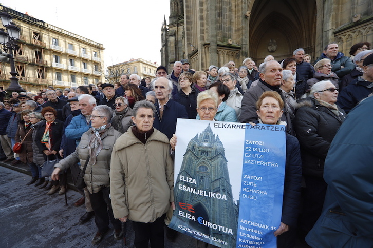 Concentración ante el Buen Pastor para denunciar los proyectos inmobiliarios del Obispado de Donostia. (Maialen ANDRÉS/FOKU)
