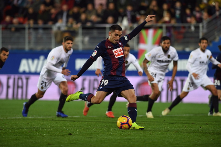 Charles ha sido el encargado de transformar el penalti para el Eibar. (Jon URBE/FOKU)