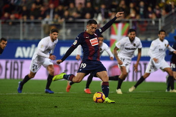 Charles ha sido el encargado de transformar el penalti para el Eibar. (Jon URBE/FOKU)