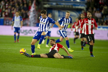Yeray se estira para cortar el avance de Jony. (Jaizki FONTANEDA / FOKU)