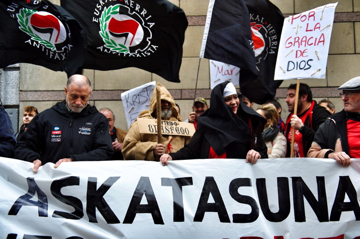 Protesta de Hontzak antes del inicio del juicio en su contra. (FOKU)