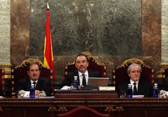 El magistrado Manuel Marchena, presidente del tribunal, junto a los jueces Andrés Martínez y Juan Ramón Berdugo. (POOL EFE)