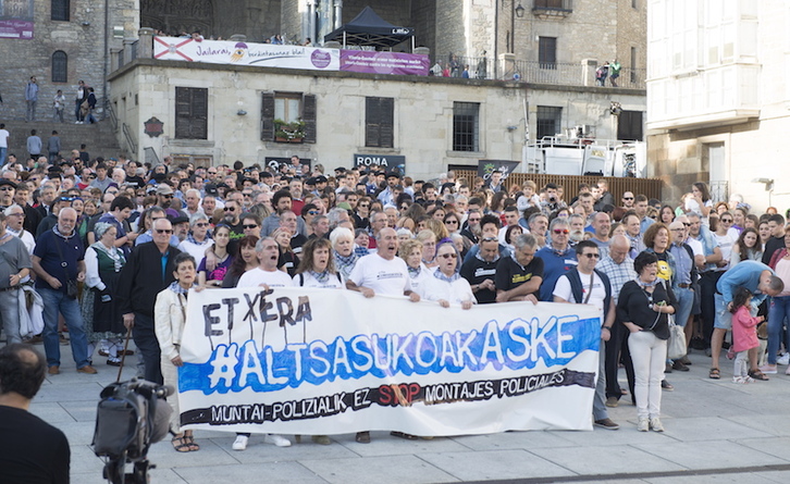 Concentración de apoyo a los jóvenes de Altsasu en Gasteiz. (Raúl BOGAJO/FOKU)