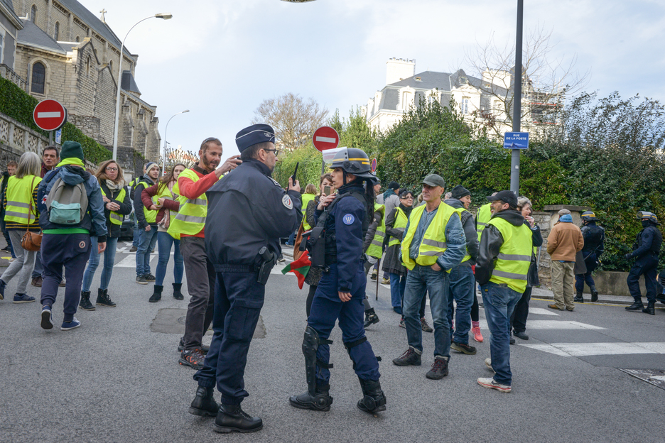 Les gilets jaunes arrivent à Biarritz rue de la poste. © Isabelle Miquelestorena