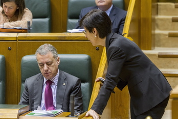 El lehendakari Urkullu y la consejera Beltrán de Heredia conversan durante una sesión parlamentaria. (Juanan RUIZ / FOKU)