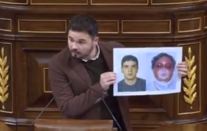 Gabriel Rufián (ERC), ha mostrado durante su intervención la imagen de Unai Romano. 