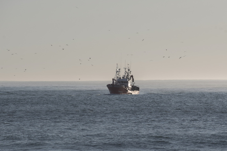 Un barco se dirige al puerto de Ondarroa durante la campaña de la anchoa. (Gorka RUBIO/FOKU)