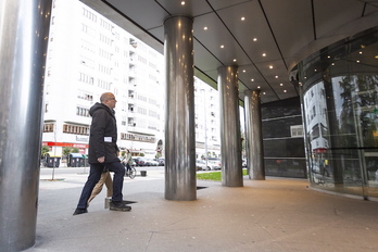 Alfredo de Miguel, a su llegada a la Audiencia. (Endika PORTILLO/FOKU)