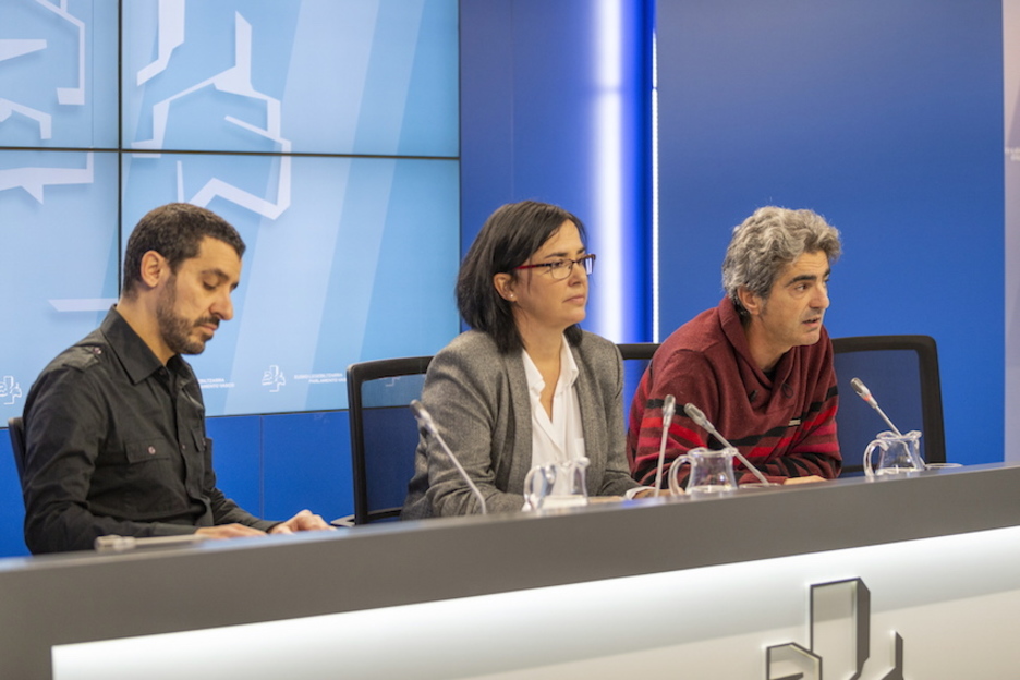 Roberto Sánchez, Cristina Makazaga (Podemos) y Patxi Nicolau (ESK), en su comparecencia. (Endika PORTILLO/FOKU)