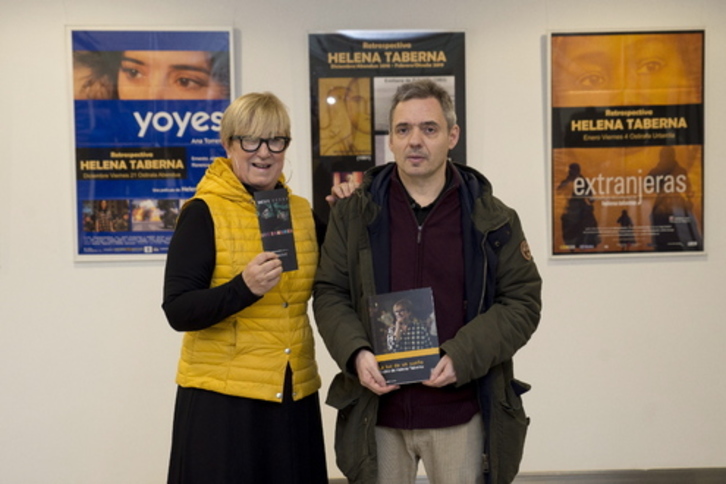 Helena Taberna y Carlos Roldán, con el libro sobre la directora de cine. (Iñigo URIZ/FOKU)