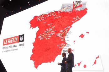 Pedro Delgado y Carlos de Andrés han ejercido como maestros de ceremonias en la presentación de La Vuelta. (José JORDÁN / AFP)
