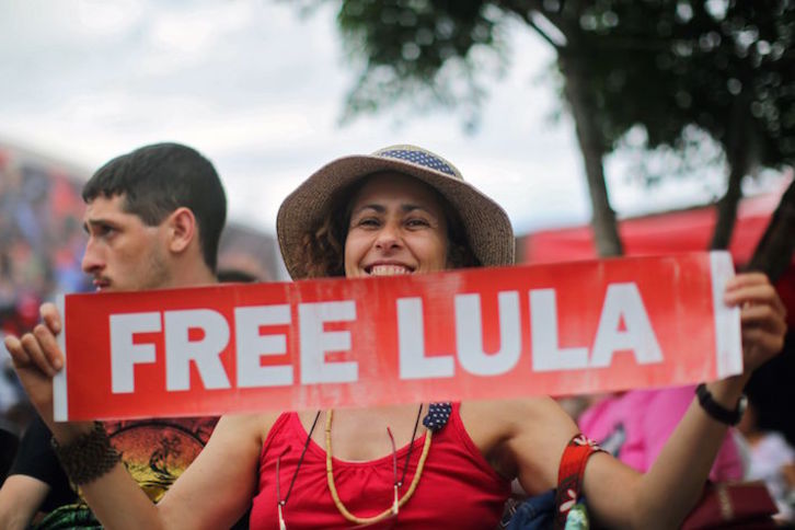 Partidarios de Lula exigen su liberación en Curitiba. (Heuler ANDREY/AFP)