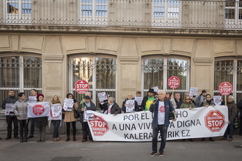 Concentración de Stop Desahucios Euskadi frente al Parlamento de Gasteiz. (Endika PORTILLO/FOKU)