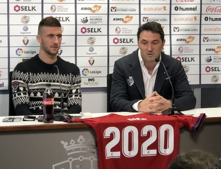 Oier Sanjurjo y Braulio, en la rueda de prensa sobre la renovación del jugador rojillo. (OSASUNA)