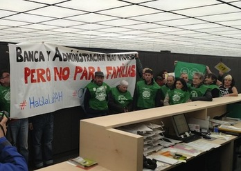 Miembros de la PAH ocupan la Oficina de Vivienda del Ayuntamiento de Iruñea. (PAH)