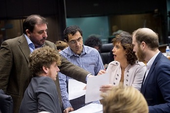 Parlamentarios de diferentes grupos, durante el pleno de la Cámara. (Iñigo URIZ/FOKU)
