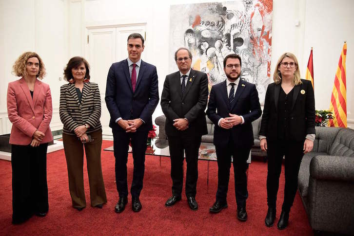 Las dos delegaciones posan ante los medios gráficos. (JAVIER SORIANO / AFP)