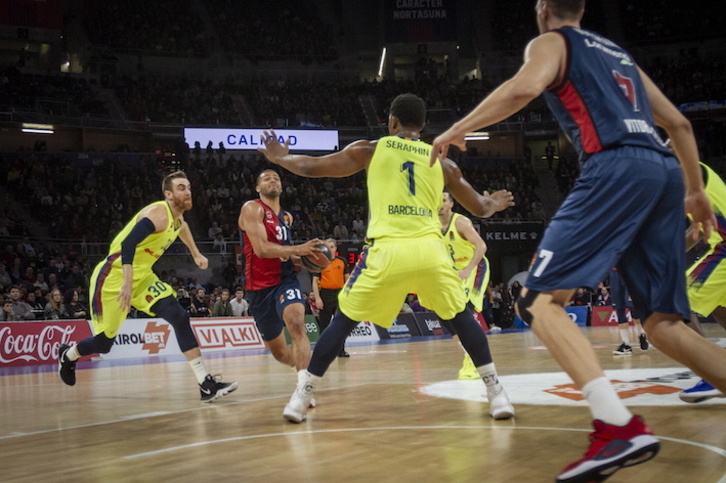 Una jugada del partido entre Baskonia y Barcelona. (Endika PORTILLO / FOKU)