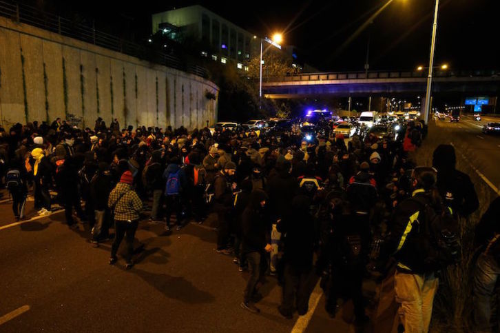 Corte de carretera en uno de los accesos a la capital catalana. (Pau BARRENA/AFP)