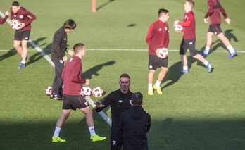 Garitano durante un entrenamiento en Lezama con el primer equipo. (Luis JAUREGIALTZO / FOKU)