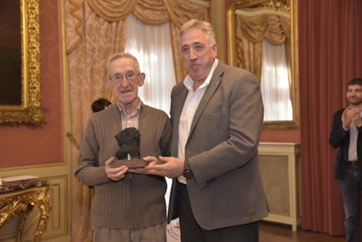 Asiron entrega a Pello Apezetxea el Premio Txondorra. (AYUNTAMIENTO DE IRUÑEA)