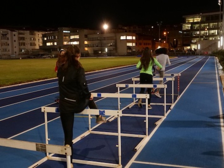 Entrenamiento en la nueva pista de atletismo de Larrabide. (GOBIERNO DE NAFARROA)