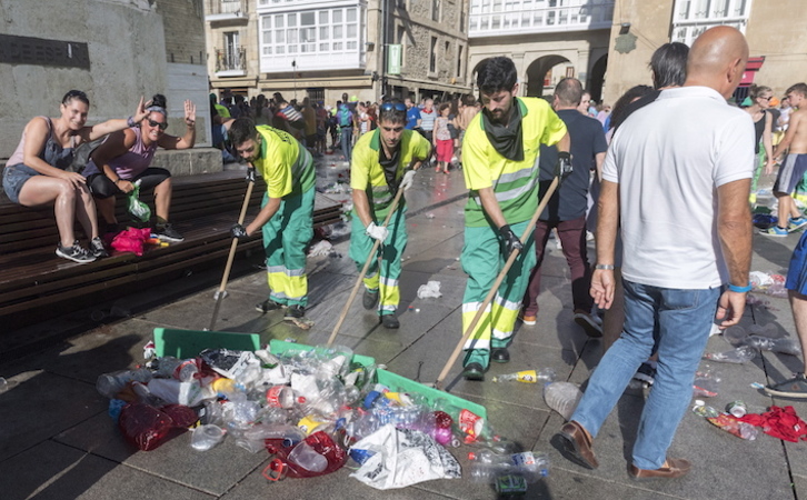 Personal de limpieza trabajando durante las fiestas de La Blanca de 2017. (Juanan RUIZ/FOKU)