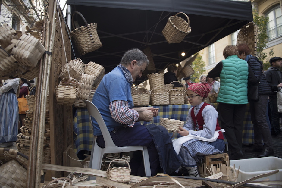 Aprendiendo el arte de la cestería.  (Juan Carlos RUIZ / FOKU)